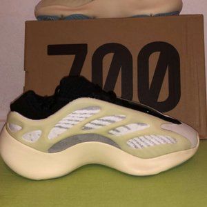 Yeezy 700 v3 beige